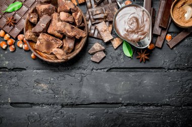 Çikolata arka plan. Çeşitli ürün yelpazesine Yapıştır çikolatayla. Rustik siyah arka plan üzerine.