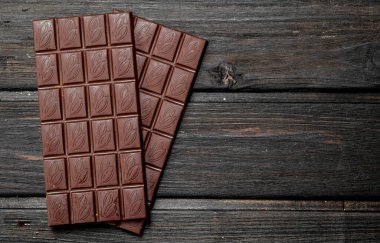 Koyu çikolatalı. Ahşap bir arka plan üzerinde.