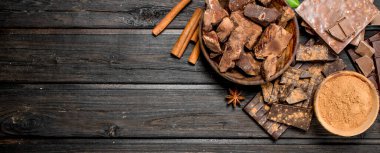 Ezilmiş çikolata kakao tozu. Ahşap bir arka plan üzerinde.