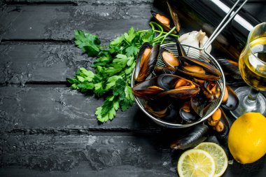 Taze deniz ürünleri deniz tarağı beyaz şarap ve maydanoz ile. Rustik siyah arka plan üzerine.