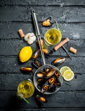 Taze deniz ürünleri deniz tarağı ile beyaz şarap. Rustik siyah arka plan üzerine