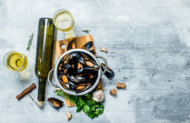 Taze deniz ürünleri maydanoz ve beyaz şarap ile deniz tarağı. Rustik bir arka plan üzerinde.