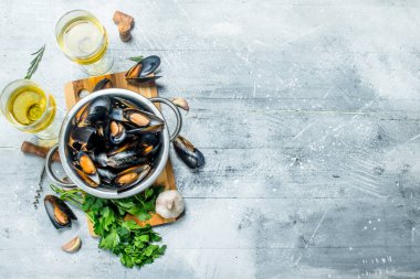 Taze deniz ürünleri maydanoz ve beyaz şarap ile deniz tarağı. Rustik bir arka plan üzerinde.