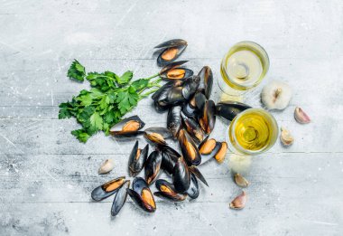 Taze deniz ürünleri maydanoz ve beyaz şarap ile deniz tarağı. Rustik bir arka plan üzerinde.