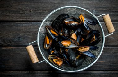 Taze deniz ürünleri istiridye. Ahşap bir arka plan üzerinde.