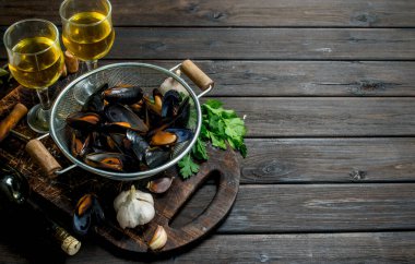 Taze deniz ürünleri deniz tarağı ile beyaz şarap. Ahşap bir arka plan üzerinde.