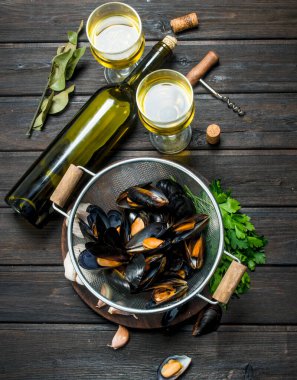 Taze deniz ürünleri deniz tarağı ile beyaz şarap. Ahşap bir arka plan üzerinde.