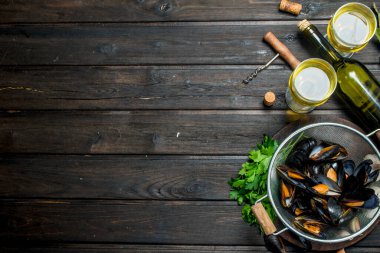 Taze deniz ürünleri deniz tarağı ile beyaz şarap. Ahşap bir arka plan üzerinde.