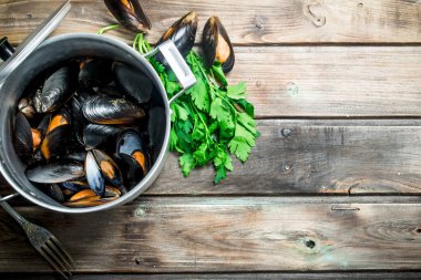 Taze deniz ürünleri istiridye Pan. Ahşap bir arka plan üzerinde.