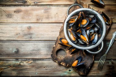 Taze deniz ürünleri istiridye Pan. Ahşap bir arka plan üzerinde.