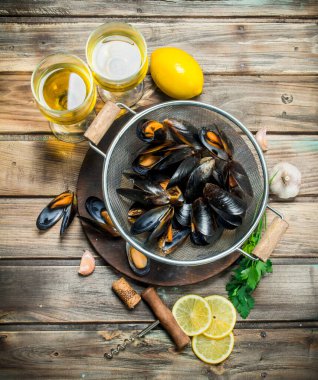 Taze deniz ürünleri deniz tarağı ile beyaz şarap. Ahşap bir arka plan üzerinde.