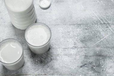 Şişede süt. Rustik bir arka plan üzerinde .