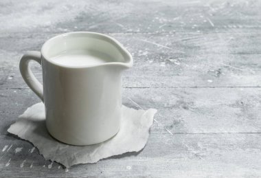 Kağıt üzerinde bir bardak süt. Rustik bir arka plan üzerinde .