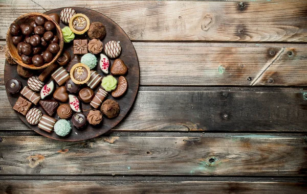 Çikolatalı tatlılar bir ahşap tahta üzerinde. Ahşap bir arka plan üzerinde.