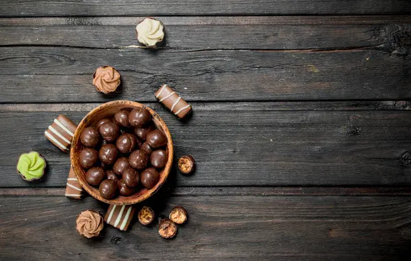 Verschiedene Schokoladenbonbons Auf Einem Hölzernen Hintergrund — Stockfoto