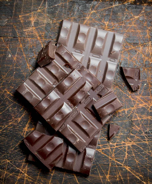 Chocolate Está Roto Sobre Fondo Madera — Foto de Stock