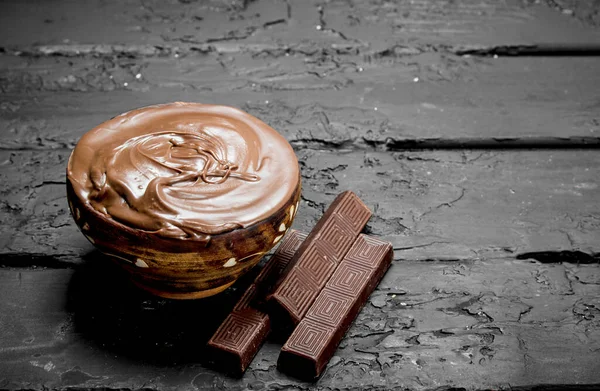 Pasta Chocolate Tazón Sobre Fondo Rústico Negro —  Fotos de Stock