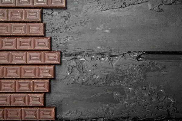 Des Petites Barres Chocolatées Sur Fond Rustique Noir — Photo