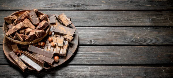 Surtido Diferentes Chocolates Con Nueces Canela Sobre Fondo Madera — Foto de Stock