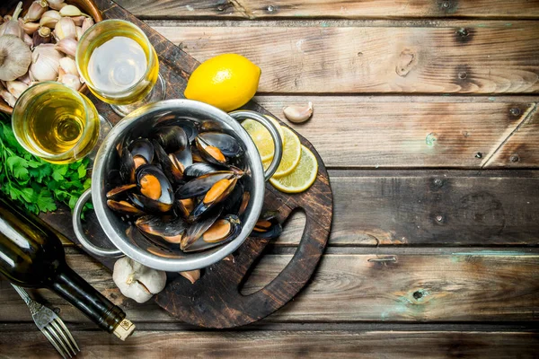Seafood Segar Kerang Dalam Panci Anggur Putih Pada Latar Belakang — Stok Foto