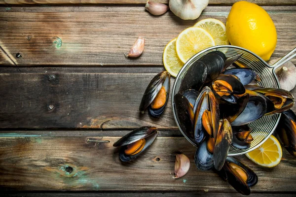 Fresh Seafood Clams Lemon Wedges Wooden Background — Stock Photo, Image