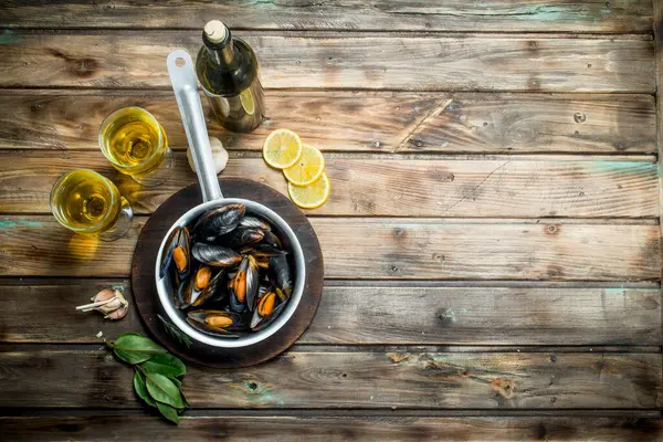 Seafood Segar Kerang Dengan Anggur Putih Pada Latar Belakang Kayu — Stok Foto