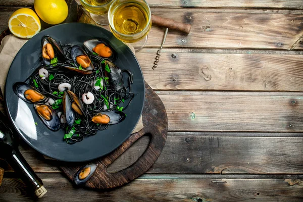 Makanan Mediterania Spageti Dengan Tinta Cumi Kerang Dan Anggur Putih — Stok Foto