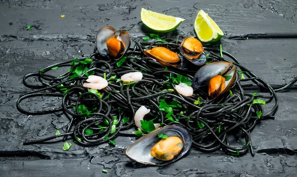 지중해 음식입니다 오징어 잉크와 스파게티입니다 소박한 검은색에 — 스톡 사진