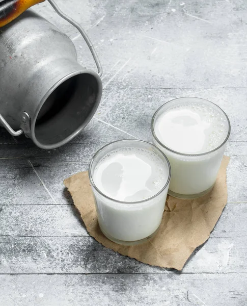 Milk Glasses Can Rustic Background — Stock Photo, Image