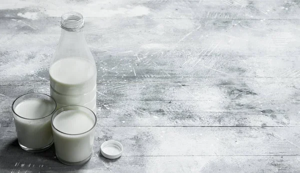 Молоко Пляшці Сільському Тлі — стокове фото
