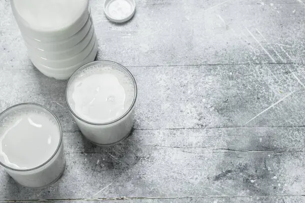 Молоко Пляшці Сільському Тлі — стокове фото