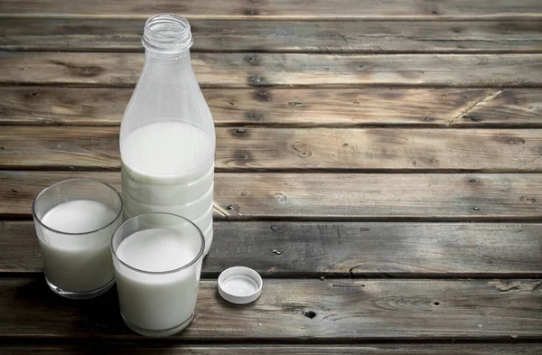 Молоко Пляшці Дерев Яному Тлі — стокове фото