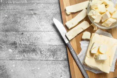 Bir ahşap tahta üzerine tereyağı. Rustik bir arka plan üzerinde.