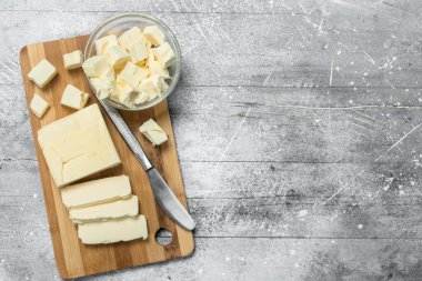 Bir ahşap tahta üzerine tereyağı. Rustik bir arka plan üzerinde.