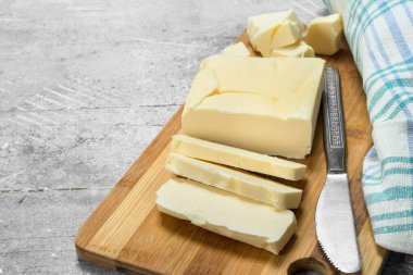 Bir peçete ile tereyağı. Rustik bir arka plan üzerinde.