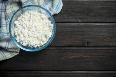 Kase süzme peynir. Ahşap bir arka plan üzerinde.