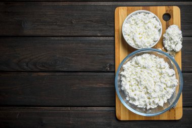 Kase süzme peynir. Ahşap bir arka plan üzerinde.