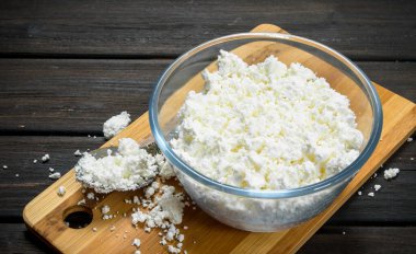 Kase süzme peynir. Ahşap bir arka plan üzerinde.