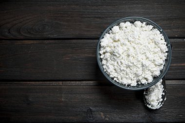 Kase süzme peynir. Ahşap bir arka plan üzerinde.