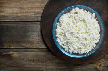 Kase süzme peynir. Ahşap bir arka plan üzerinde.