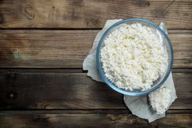 Kase süzme peynir. Ahşap bir arka plan üzerinde.