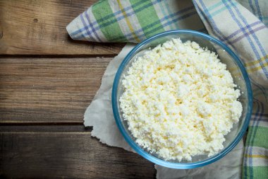 Kase süzme peynir. Ahşap bir arka plan üzerinde.