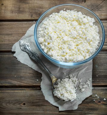 Kase süzme peynir. Ahşap bir arka plan üzerinde.