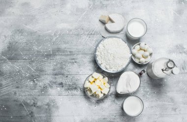 Taze süt ve süt ürünleri. Rustik bir arka plan üzerinde.