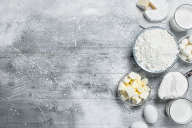 Taze süt ve süt ürünleri. Rustik bir arka plan üzerinde.