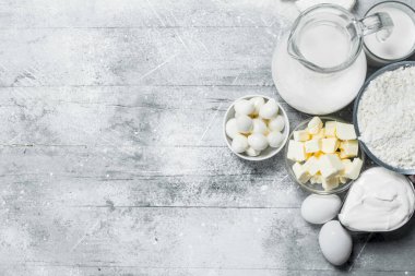 Taze süt ve süt ürünleri. Rustik bir arka plan üzerinde.