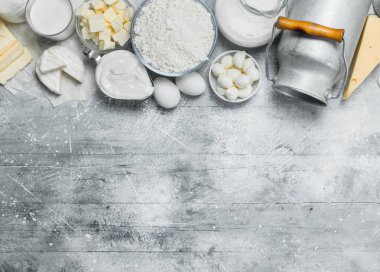 Taze süt ve süt ürünleri. Rustik bir arka plan üzerinde.