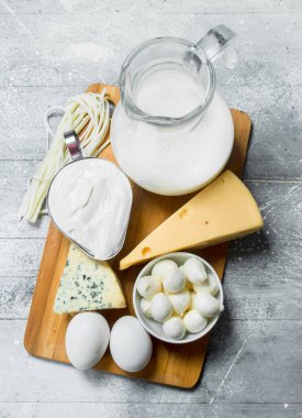 Farklı süt ürünleri. Rustik bir arka plan üzerinde.