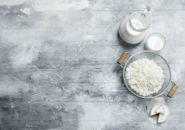 Süt ve süt ürünleri farklı türleri aralığı. Rustik bir arka plan üzerinde.