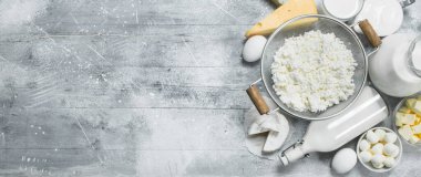 Çeşitli süt ürünleri. Rustik bir arka plan üzerinde.